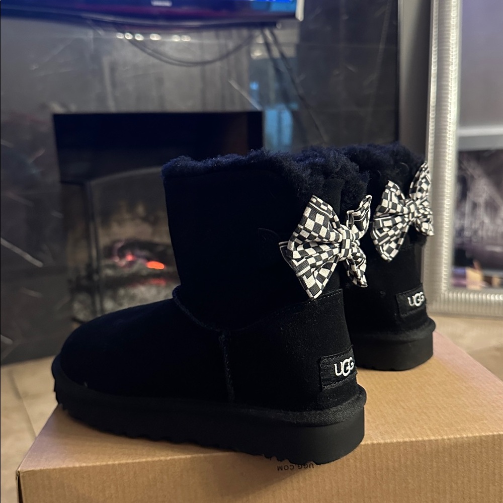 Ugg Bailey now checker size 5 nwt